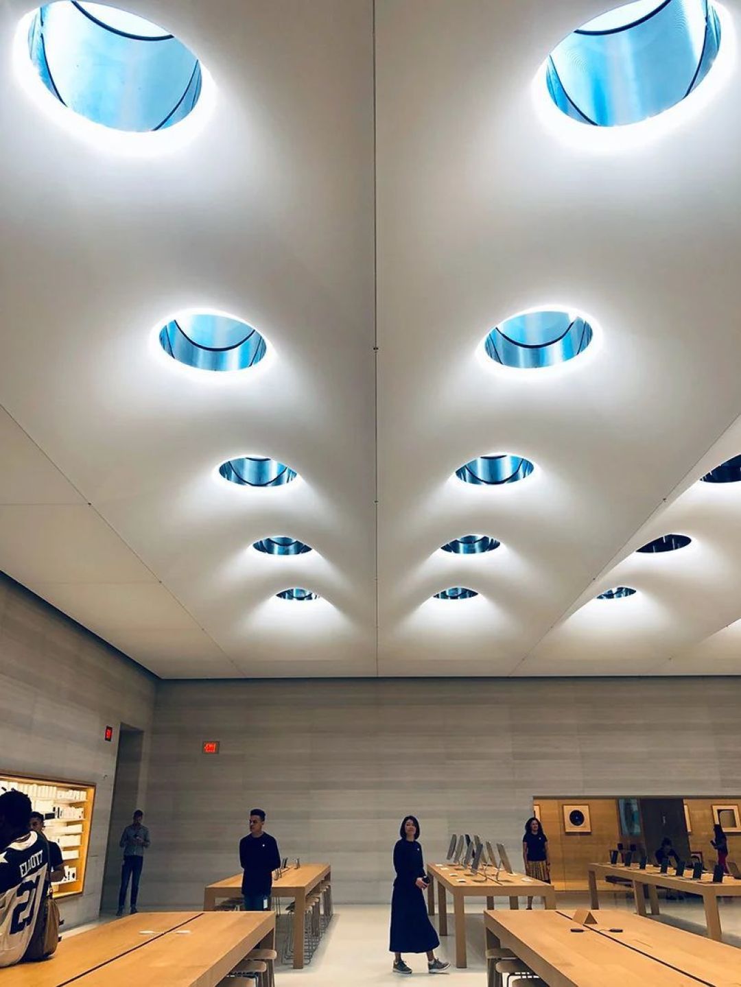 iPhone越来越"丑", 苹果店却越来越美
