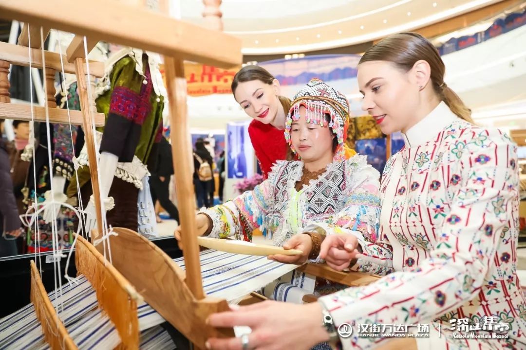 明星都爱的集市开到了武汉，时髦精变身深山赶集人