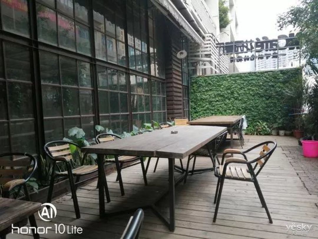 荣耀10青春版评测：未来感渐变设计，同价位当中的“自拍明星”
