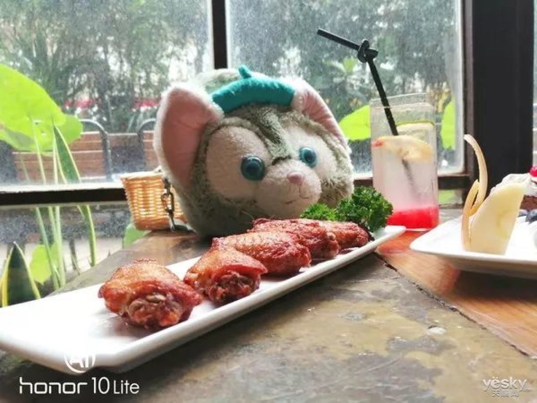 荣耀10青春版评测：未来感渐变设计，同价位当中的“自拍明星”