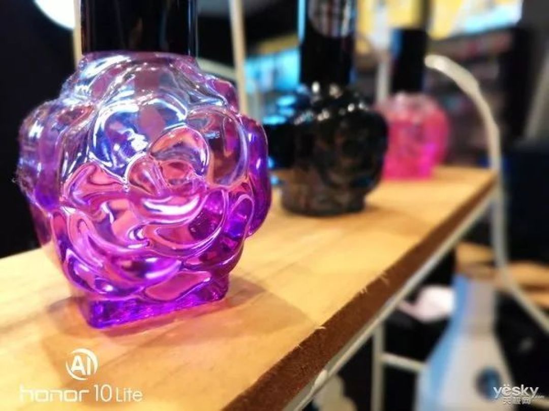 荣耀10青春版评测：未来感渐变设计，同价位当中的“自拍明星”