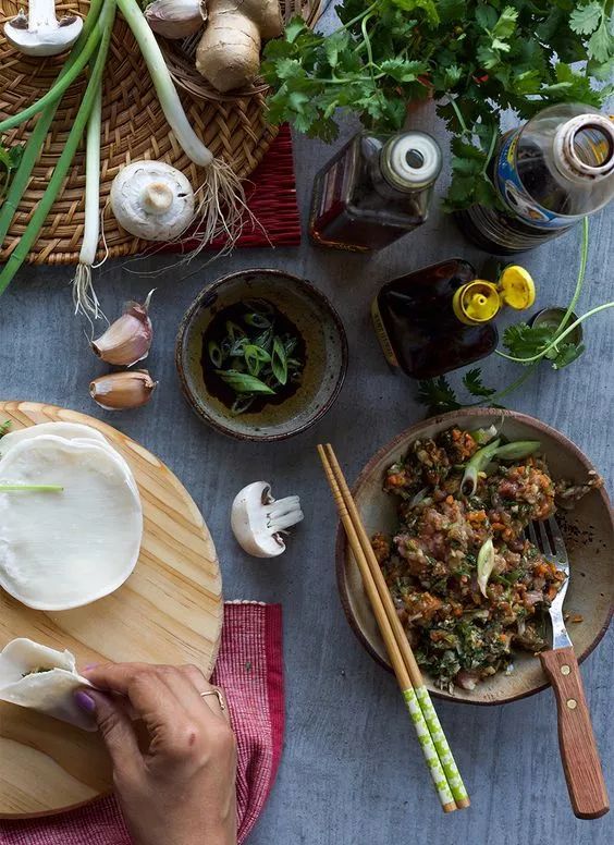 她往饺子馅里加点“水”，1秒变鲜嫩多汁，一口气能吃好几盘！