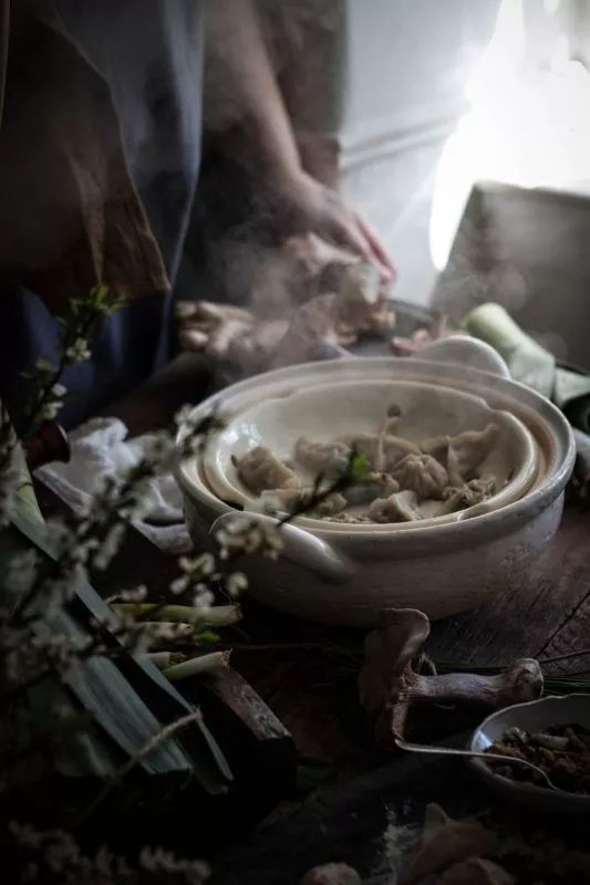 她往饺子馅里加点“水”，1秒变鲜嫩多汁，一口气能吃好几盘！