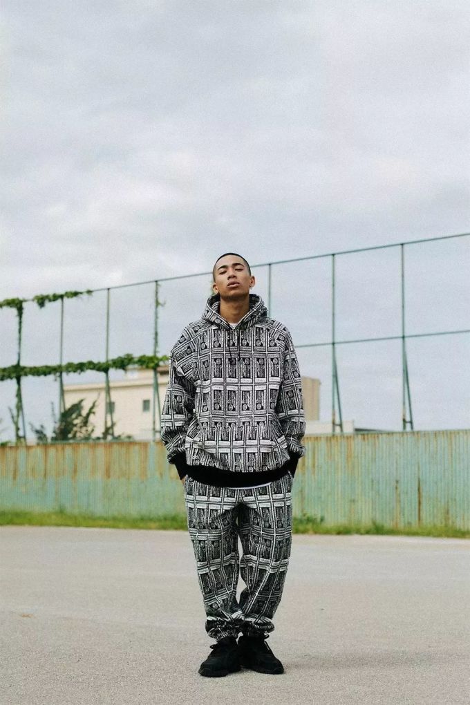 潮闻快食|经典「雪山」羽绒服再现!Off-White™发布新Logo设计T恤