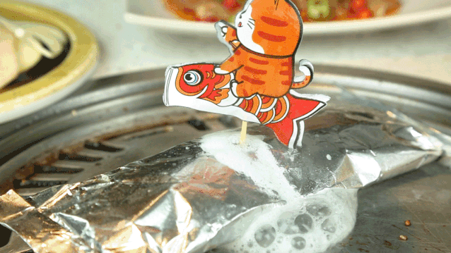 17.gif 可以撸猫的萌系烤肉店,穿粉色6.8折吃!