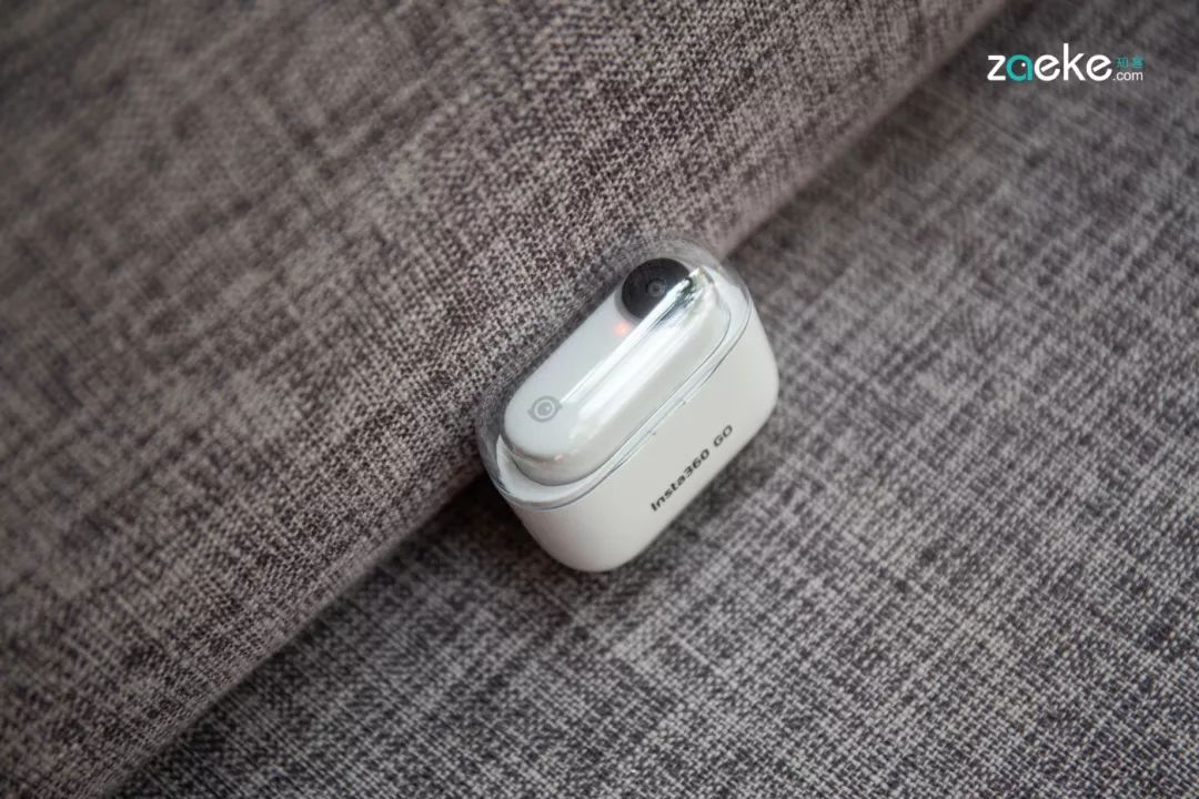 小巧如拇指的 Insta360 GO，是一款乐趣取向的 Vlog 神器