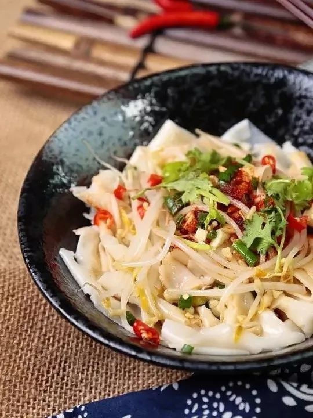饺子皮别再包饺子啦,这样做皮薄汁多,太适合当早餐