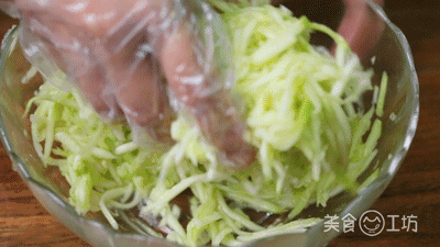 饺子皮别再包饺子啦,这样做皮薄汁多,太适合当早餐