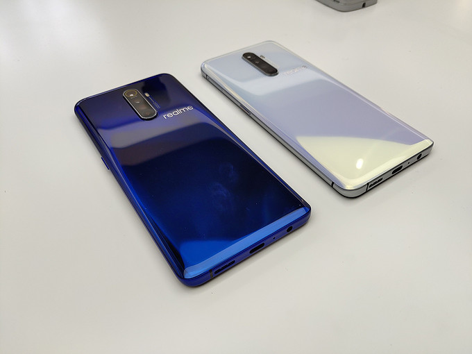 90Hz平民旗舰：realme X2 Pro手机发布，骁龙855Plus、50W闪充加持红砖水泥配色亮眼，首销价2599元起