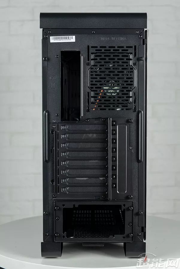 Thermaltake S500 TG 机箱评测:弹性显卡安装方式