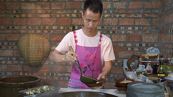 王刚的美食精选 篇二十：原创 厨师长教你：“葱香鲫鱼”的家常做法，味道鲜美 