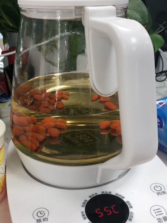 养生壶里泡枸杞