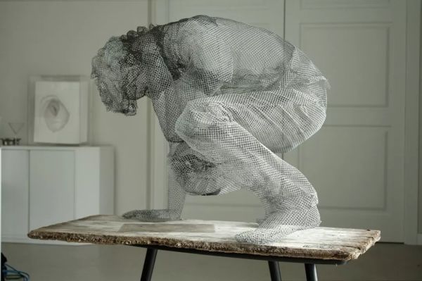 他用铁丝网打造出的惊人作品,比3D网格建模还牛!