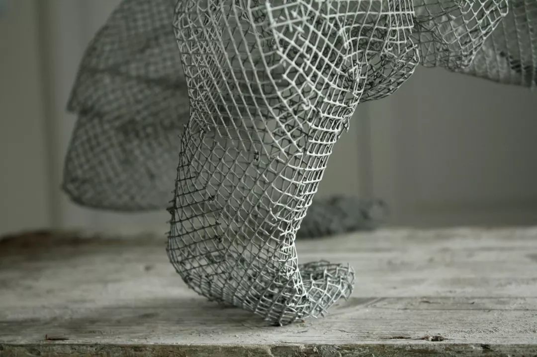 他用铁丝网打造出的惊人作品,比3D网格建模还牛!