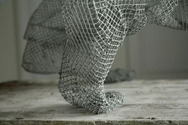 他用铁丝网打造出的惊人作品,比3D网格建模还牛!