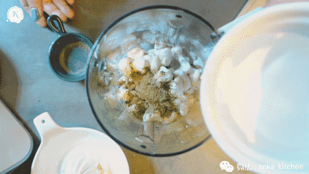 这款情人节的白巧克力抹茶芝士蛋糕,没有烤箱的新手也可以完成