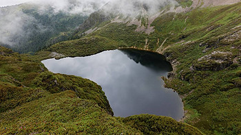 想要拍到这样的心形湖泊可不容易 ，她隐藏在云南大山里