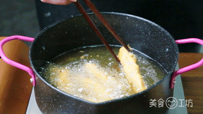 一人干掉一盘,最后还把手指吮一遍!