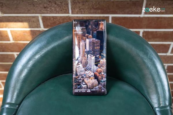 NEX 3 5G 版站在未来与现实的交汇点,以创新力为自身披坚执锐