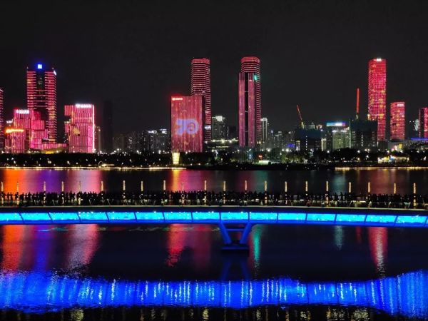 NEX 3 5G 版站在未来与现实的交汇点,以创新力为自身披坚执锐