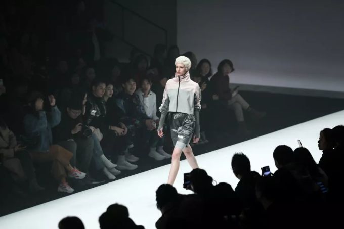 到底是什么联名产品,让看秀的人都「燥」起来了?