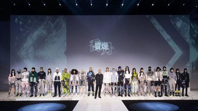 到底是什么联名产品,让看秀的人都「燥」起来了?