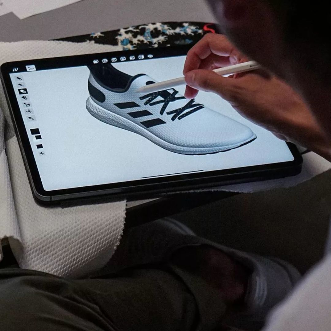 阿迪达斯推出Speedfactory AM4 FC Bayern跑鞋