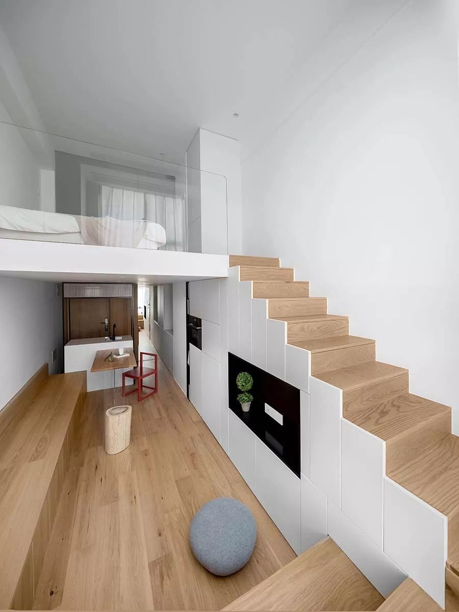 30平公寓加一层，复式装修出简约客厅、餐厅及大卧室，让一家三口住出百平的效果