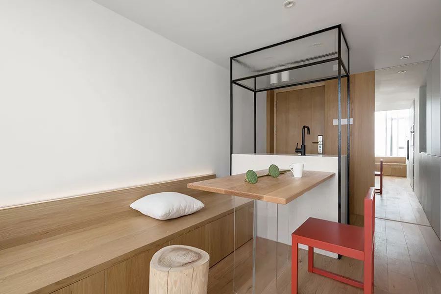 30平公寓加一层，复式装修出简约客厅、餐厅及大卧室，让一家三口住出百平的效果