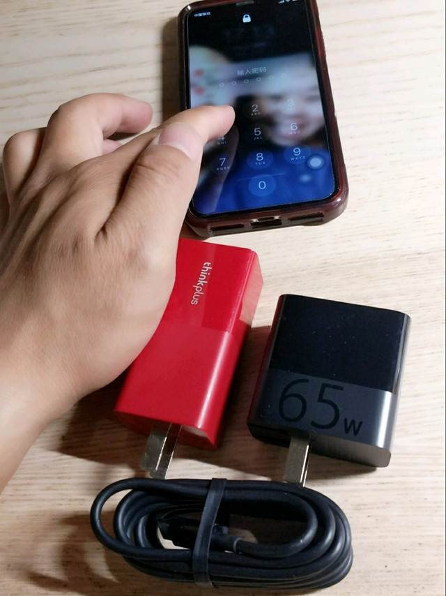 紫米的65W对比ThinkPlus的口红