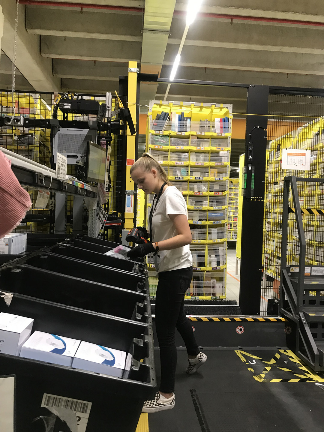 亚马逊海外购德国探访：正品保障协议的画押现场，和摆满值友爱买品的运营中心。
