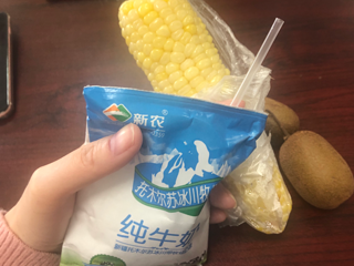 今日份早餐🥣牛奶🥛玉米🌽猕猴桃🥝