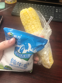 今日份早餐🥣牛奶🥛玉米🌽猕猴桃🥝