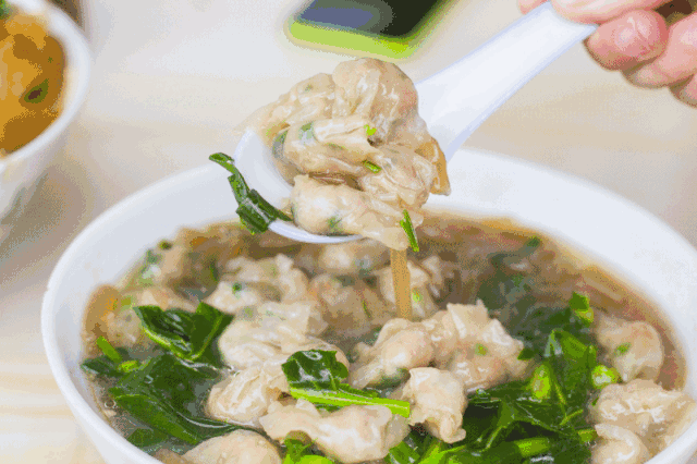 燕皮薄而韧,再包上每天新鲜猪肉捶打出的内馅,q!