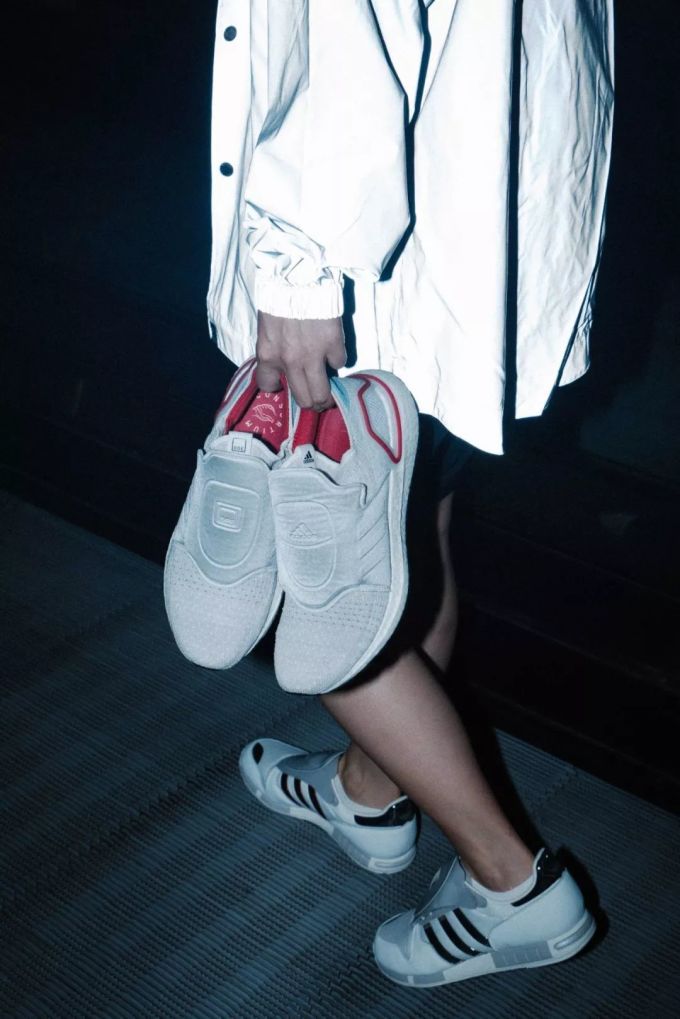 潮闻快食 | adidas Originals的极寒生存室长什么样?ROARINGWILD与JONY J推出限定系列
