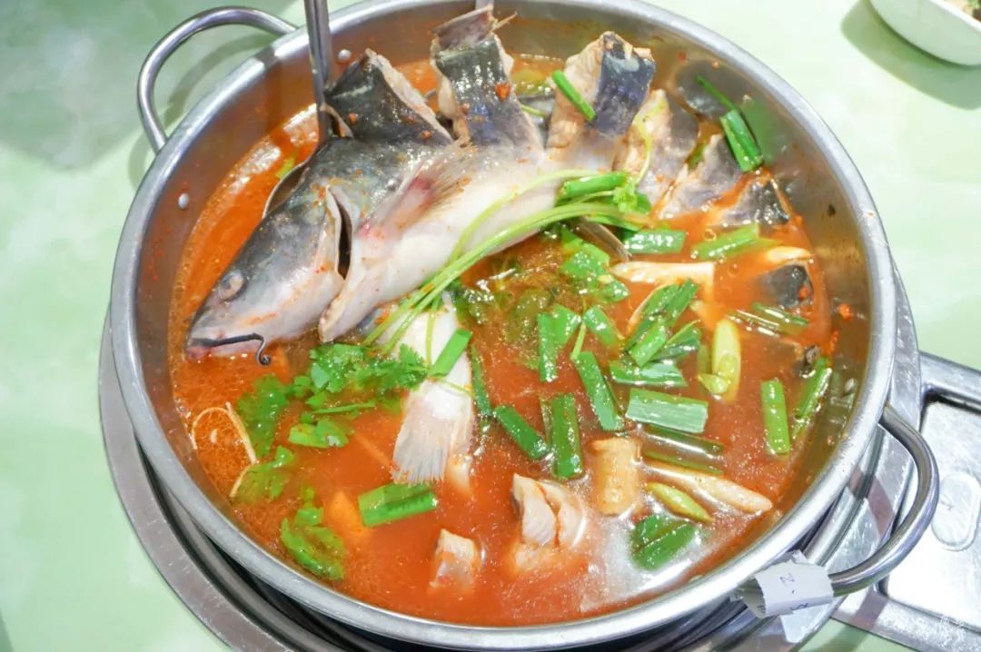绕了3层楼才找到的「酸汤鱼火锅」,电视台人吃了20年