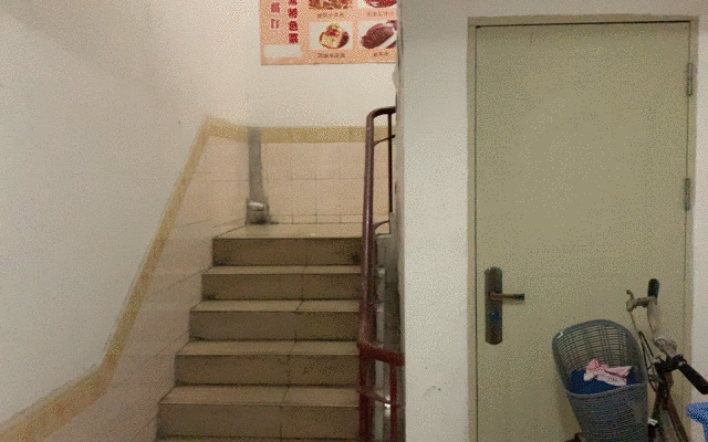 绕了3层楼才找到的「酸汤鱼火锅」,电视台人吃了20年…