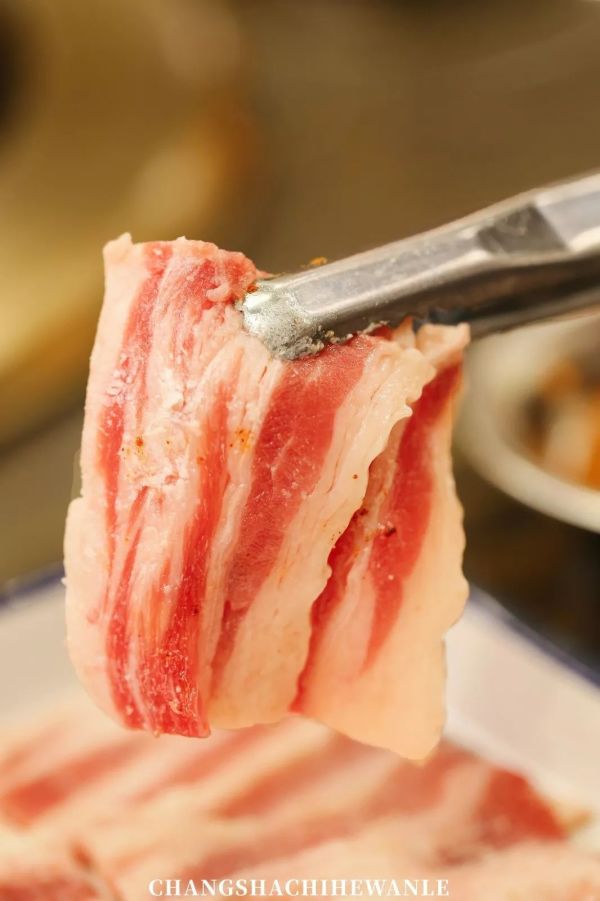 c22.jpg 超破烂的烤肉店?么子烤肉新品牌硬核来袭,特色五花肉一口销魂!