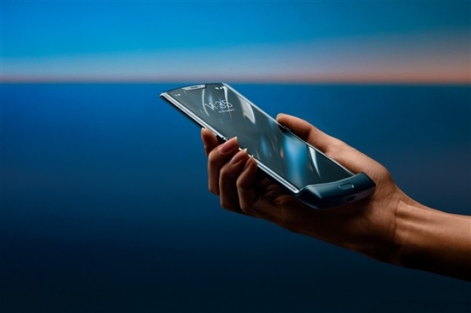 经典刀锋V3重生：MOTOROLA 摩托罗拉 Razr 发布，全球首款折叠屏翻盖手机