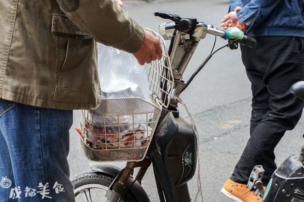 康二姐旁边的门卫室盆盆兔,花200元快递费也要吃
