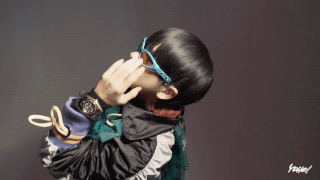 全网少女抢着帮他连网线,而他在「2G时代」认真做音乐 | R1SE周震南