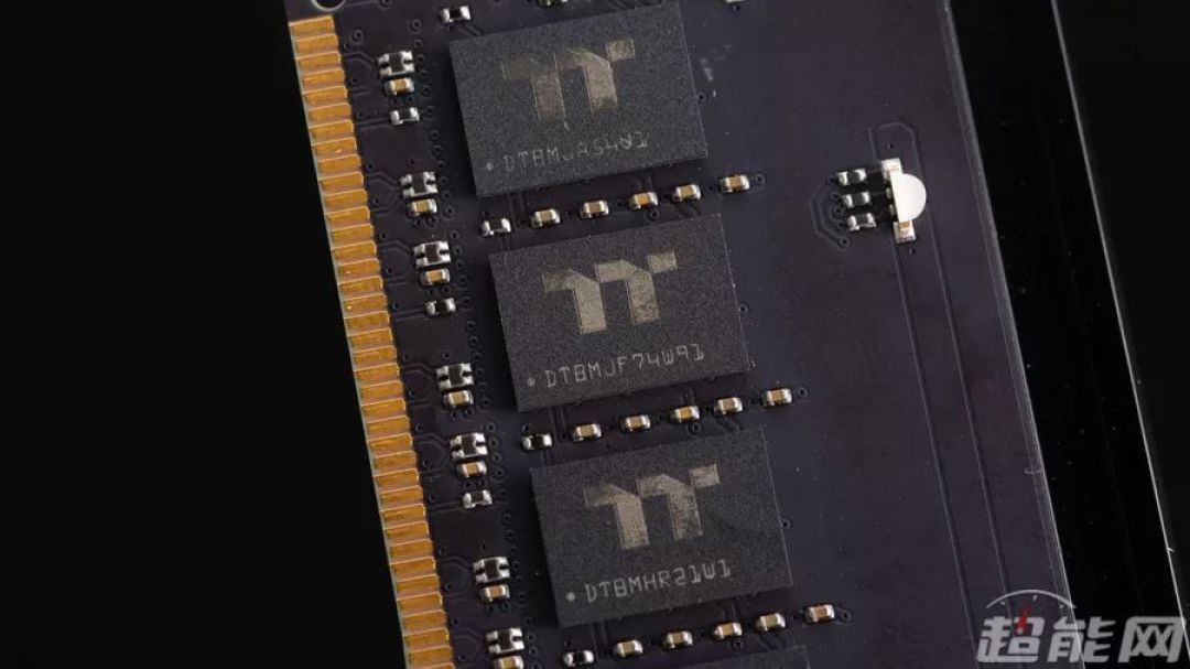 Tt ToughRAM RGB内存评测:独特的造型,强大的灯效控制