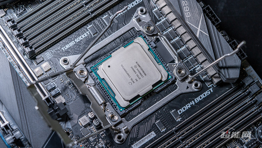 性价比更强的旗舰CPU：intel 酷睿 i9-10980XE 至尊版处理器 详细测试，单核性能提升超频空间变大