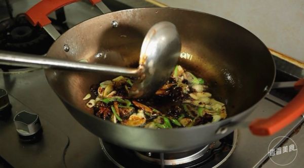 传说中的东北神菜铁锅炖烀饼子,在家也能轻松搞定