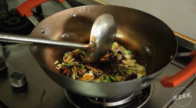 传说中的东北神菜铁锅炖烀饼子,在家也能轻松搞定