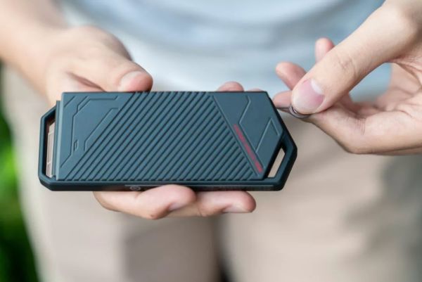 ROG Strix Arion 幻影移动硬盘盒体验:除了固态硬盘,还塞进去了灯?!