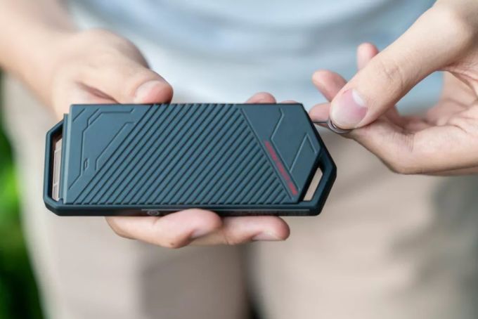 ROG Strix Arion 幻影移动硬盘盒体验:除了固态硬盘,还塞进去了灯?!