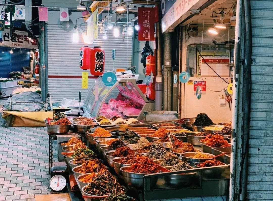 会玩 | 如果说宵夜中藏着每座城市的江湖味儿,菜市场就承载着它们的烟火气