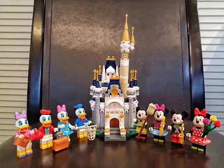 迪士尼城堡积木升级版8人仔。最适合圣诞