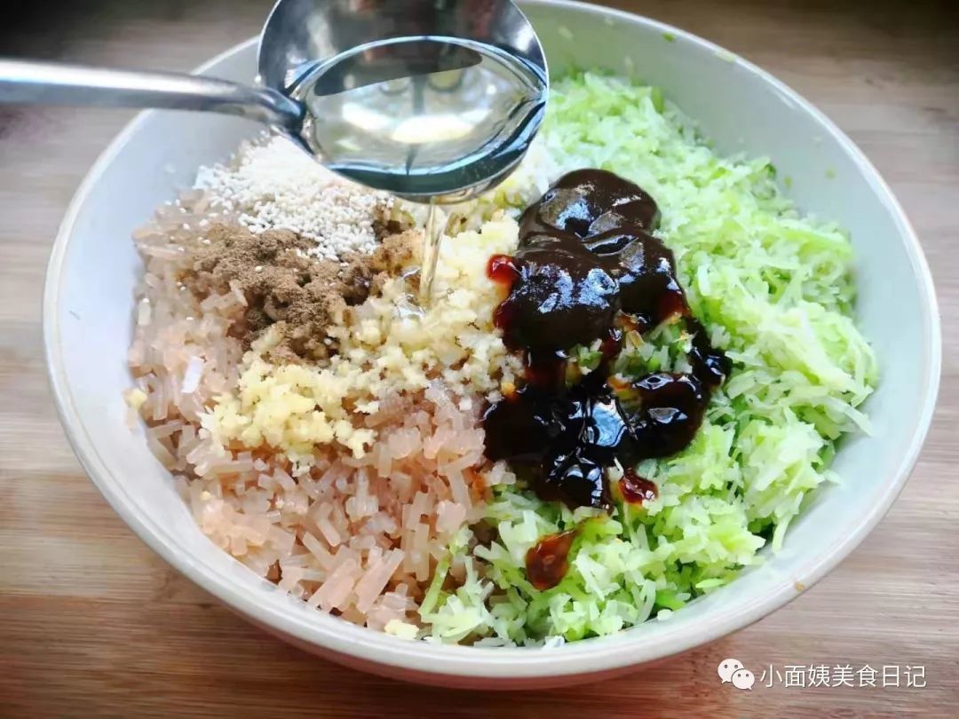 萝卜馅包子这样调馅,比肉包子香,儿子一口气吃5个,直夸太美味 !